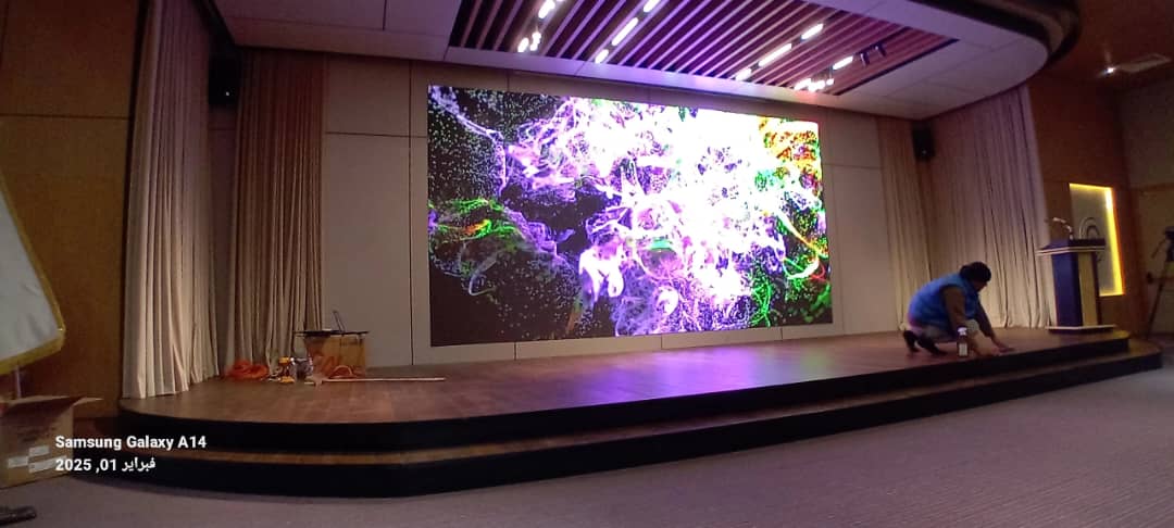 شاشة LED كبيرة بعد اكتمال تركيبها